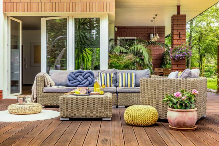 comfortable-living-room-with-old-fashioned-furnitu-73DG2FV