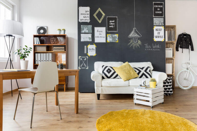 creative-room-with-vintage-furniture-PF2UPAE