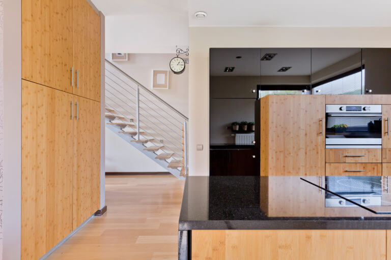 spacious-kitchen-with-wooden-furnitures-PXVS7FT